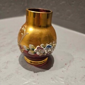 Jarrón miniatura veneciano de cristal rubí vintage pintado a mano con flores (un pequeño defecto).