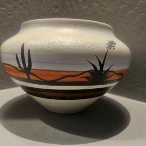 Maceta o jarrón decorativo de cerámica estilo suroeste, firmado Sun Shadows, 6" x 9".