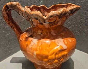 Vintage keramische kan met druivenmotief en oranje druppelglazuur 9,5"