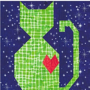 Op de afbeelding: Een foundation paper piecing patroon voor een kat met een hart op zijn rug. De kat is groen en het hart is rood. De achtergrond is donkerblauw met witte sterren. Het patroon is verkrijgbaar in vijf maten: 15,24 x 15,24 cm, 20,32 x 20,32 cm, 22,86 x 22,86 cm, 25,4 x 25,4 cm en 30,48 x 30,48 cm. De tekst "True Love" staat bovenaan de afbeelding.