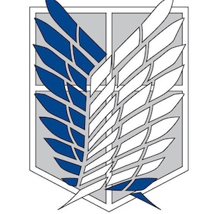 Puede incluir: Un emblema en forma de escudo con un diseño de alas estilizadas. El ala izquierda es azul, la derecha es blanca, y el fondo es gris. El emblema está delineado en negro. El diseño es detallado y simétrico.