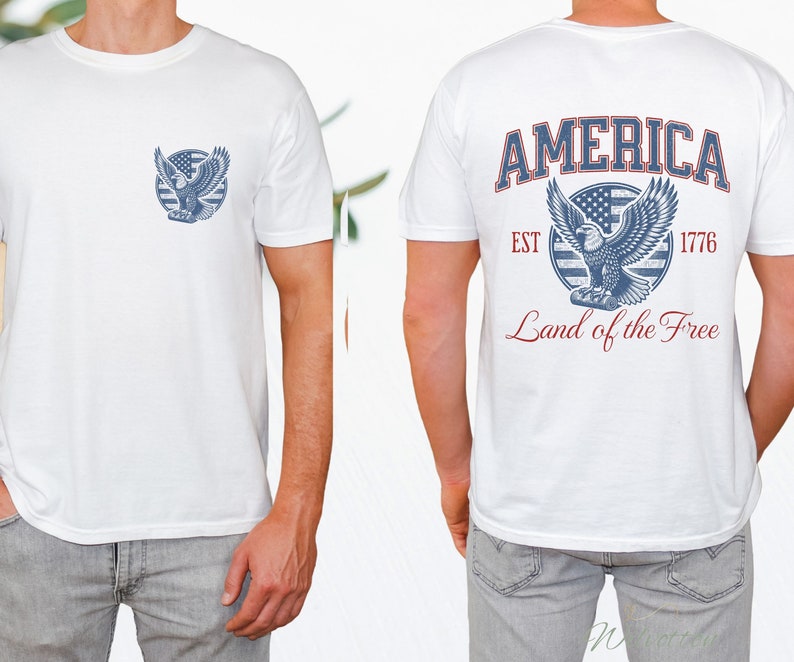 Puede incluir: Camiseta blanca con un gr&aacute;fico de &aacute;guila azul y rojo en la parte delantera y el texto "AMERICA EST 1776 Land of the Free" en la parte posterior.