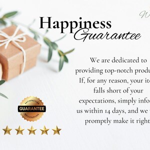 Pu&ograve; includere: Un biglietto bianco con il testo "Happiness Guarantee" in caratteri neri. Il biglietto include anche il testo "We are dedicated to providing top-notch products! If, for any reason, your item falls short of your expectations, simply inform us within 14 days, and we will promptly make it right!" in caratteri neri. Il biglietto &egrave; decorato con una scatola regalo marrone e bianca, una pianta verde e una valutazione a stelle dorate.