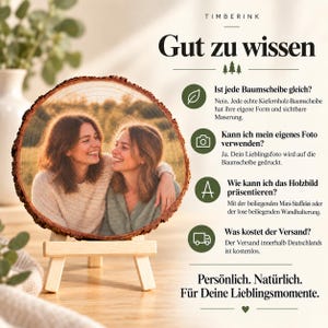 faq – Gemeinsames Freundinnenfoto auf echter Kiefernholz-Baumscheibe im Timberink Komplett-Set