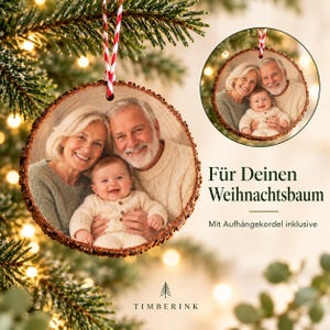 Fotoanhänger am Weihnachtsbaum mit Detail der ebenfalls bedruckten Rückseite und mitgelieferter Aufhängekordel.