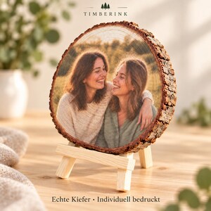material_detail – Gemeinsames Freundinnenfoto auf echter Kiefernholz-Baumscheibe im Timberink Komplett-Set