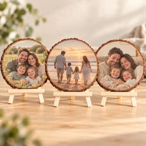 Dreier-Set aus drei Fotobaumscheiben auf Mini-Staffeleien mit drei unterschiedlichen Familienmomenten.