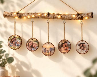 Personalisierter Deko Ast, Familienjahr 2026, 5 Fotoanhänger Holz, LED Lichterkette, Jahresrückblick, Fensterdeko Birke, Familiengeschenk