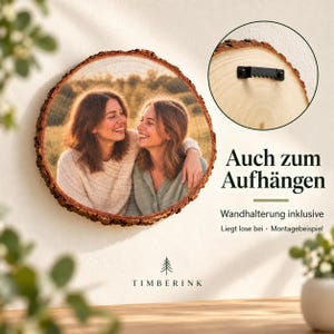 wall_view – Gemeinsames Freundinnenfoto auf echter Kiefernholz-Baumscheibe im Timberink Komplett-Set