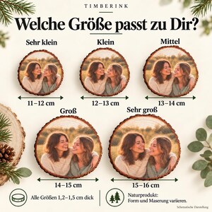 size_guide – Gemeinsames Freundinnenfoto auf echter Kiefernholz-Baumscheibe im Timberink Komplett-Set