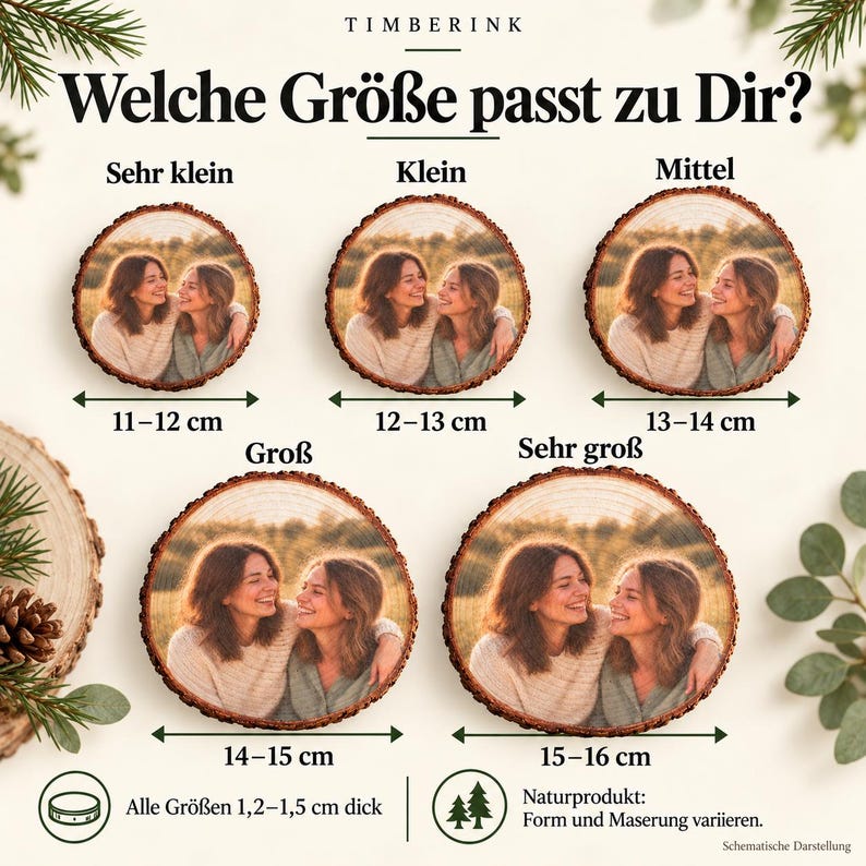 size_guide – Gemeinsames Freundinnenfoto auf echter Kiefernholz-Baumscheibe im Timberink Komplett-Set