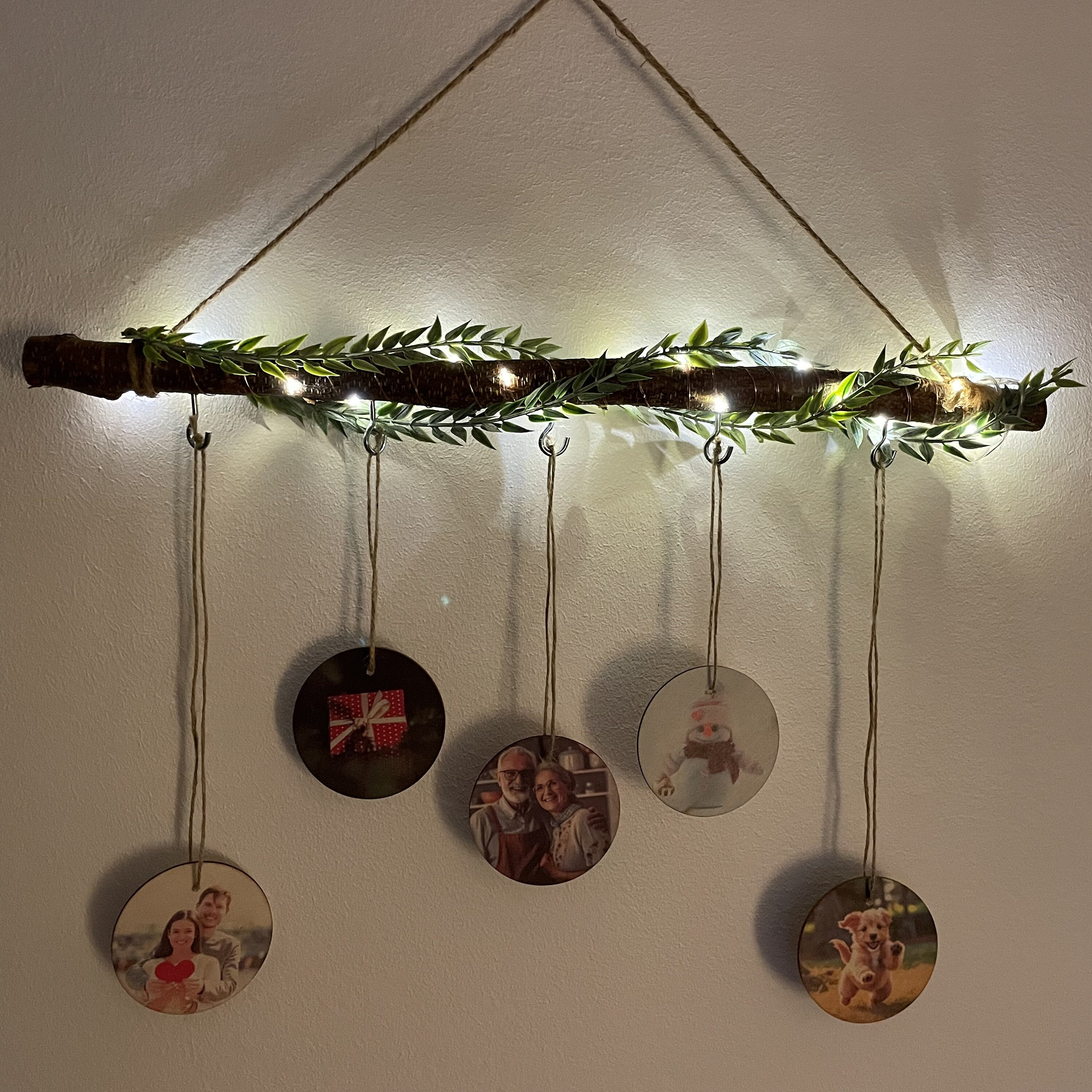 Deko Ast mit 20er LED Lichterkette + 5 Holzscheiben doppelseitig mit deinem Foto bedruckt | Bild auf Holz | Fensterdekoration zum Hängen