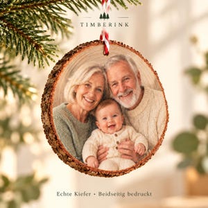 Nahaufnahme des Foto von Oma, Opa und Enkelkind-Anhängers mit natürlicher Kiefernrinde, dünner Kante und sichtbaren Jahresringen im beidseitigen Druck.