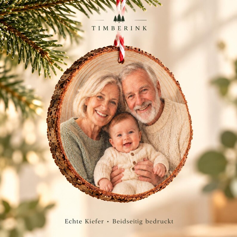 Nahaufnahme des Foto von Oma, Opa und Enkelkind-Anhängers mit natürlicher Kiefernrinde, dünner Kante und sichtbaren Jahresringen im beidseitigen Druck.