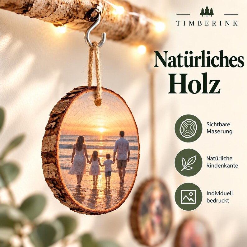 Detail der natürlichen Rinde und Holzmaserung unter dem Familienfoto am Deko-Ast.