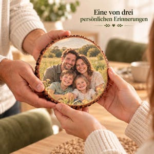Geschenkübergabe einer Fotobaumscheibe als Teil des Dreier-Sets, ohne Zubehör in den Händen.