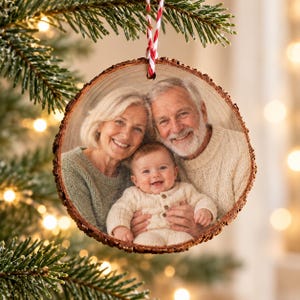 Weihnachtsanhänger aus echter Kiefer mit Foto von Oma, Opa und Enkelkind, natürlichem Rindenrand und rot-weißer Kordel als Geschenk für neue Großeltern.