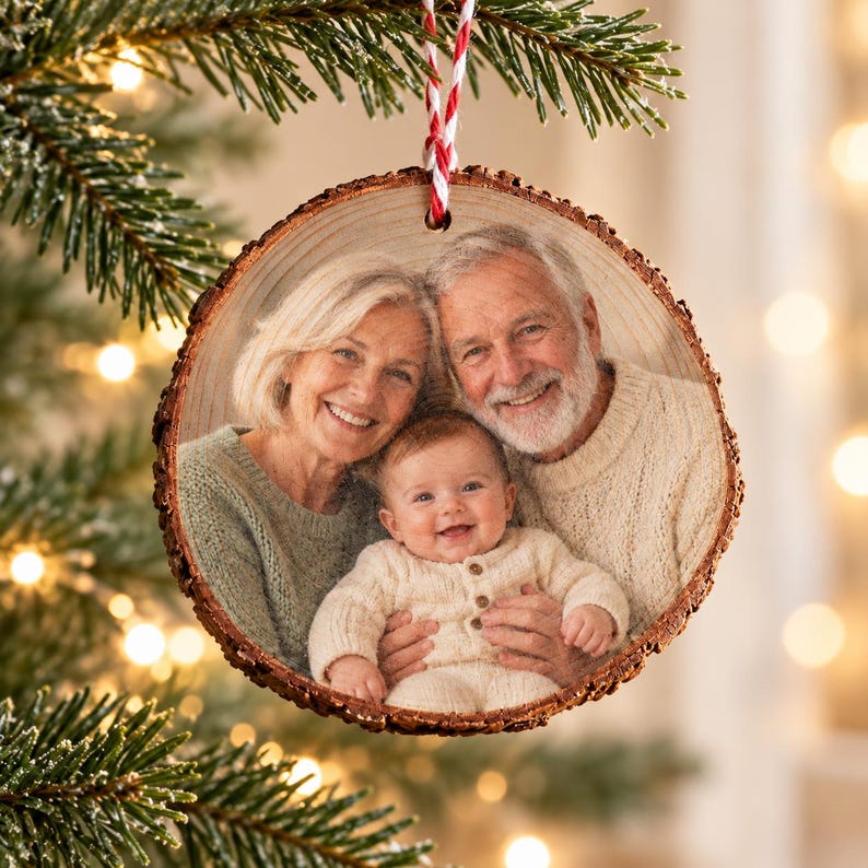 Weihnachtsanhänger aus echter Kiefer mit Foto von Oma, Opa und Enkelkind, natürlichem Rindenrand und rot-weißer Kordel als Geschenk für neue Großeltern.
