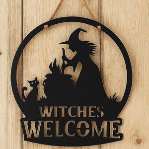 Peut inclure: Panneau d'Halloween en métal noir avec une silhouette de sorcière remuant un chaudron, un chat et les mots "Witches Welcome". Le panneau rond est suspendu à une corde de jute, idéal pour la décoration saisonnière.