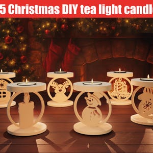 Op de afbeelding: Een verzameling van 15 kerst-DIY-theelichthouders. Elke houder is gemaakt van lichtgekleurd hout en heeft een uniek vakantieontwerp, waaronder een huis, rendier, sneeuwpop en kaars. De tekst "15 Christmas DIY tea light candle" staat bovenaan.