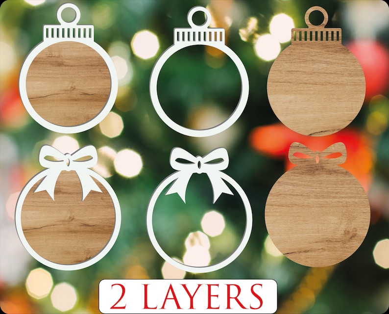 Puede incluir: Seis recortes de adornos navide&ntilde;os en varios dise&ntilde;os. Algunos adornos son de grano de madera maciza, mientras que otros tienen contornos blancos. Dos adornos presentan un dise&ntilde;o de lazo. El texto "2 LAYERS" est&aacute; en la parte inferior de la imagen.