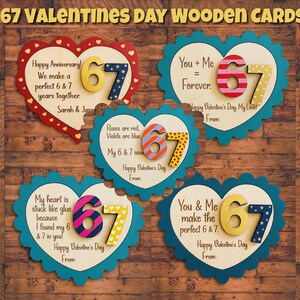 Peut inclure: Cartes de Saint-Valentin en bois avec des cœurs et le chiffre 67. Les cartes comportent des messages tels que "Joyeux Anniversaire" et "Toi + Moi = Pour toujours". Fond en bois.