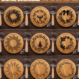 Könnte beinhalten: Satz von neun schwarz-weißen Weihnachtskranz-Designs auf runden Holzschneidebrettern. Die Kränze zeigen verschiedene Designs, darunter einen Weihnachtsbaum, einen Engel, eine Schleife und einen einfachen Kranz.