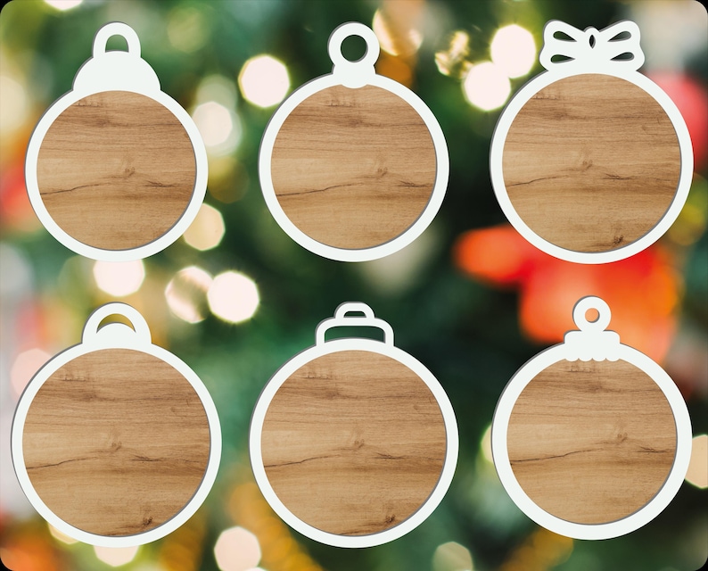 Puede incluir: Seis adornos navide&ntilde;os con marco blanco y dise&ntilde;o de vetas de madera. Cada adorno tiene un dise&ntilde;o superior diferente, incluyendo un lazo, un lazo y una parte superior redondeada. Los adornos est&aacute;n colocados sobre un fondo borroso de luces de &aacute;rbol de Navidad.