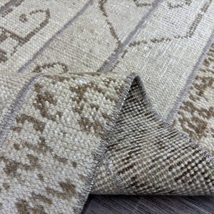 Puede incluir: Un juego de tres tazas de cerámica con un acabado mate moteado. Las tazas son de color crema, gris claro y gris oscuro. Cada taza tiene un diseño simple y minimalista.