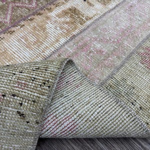 Puede incluir: Una taza de cerámica blanca con un asa negra y el texto "But First, Coffee" en negro, con una fuente de estilo manuscrito. La taza está sobre una superficie blanca.