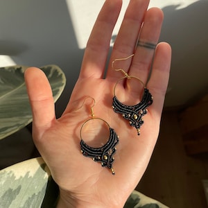 Ohrringe „Livi“ Makramee Ornament Hänger schwarz | Schmuck Geschenk handgemacht