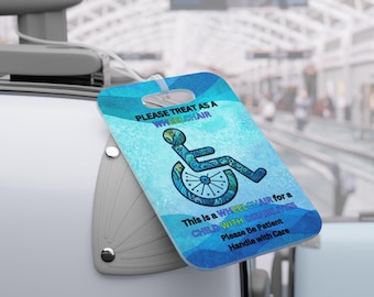 Könnte beinhalten: Ein blaues Gepäckanhänger mit dem Text "PLEASE TREAT AS A WHEELCHAIR" und "This is a WHEELCHAIR for a CHILD WITH DISABILITIES". Das Etikett zeigt eine Rollstuhl-Grafik und die Sätze "Please Be Patient" und "Handle with Care".