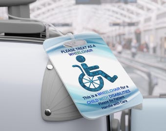 Könnte beinhalten: Ein weißes Gepäckanhänger mit blauem und weißem Design, das ein Rollstuhlsymbol zeigt. Der Text auf dem Anhänger lautet "PLEASE TREAT AS A WHEELCHAIR" und "This is a WHEELCHAIR for a CHILD WITH DISABILITIES. Please Be Patient. Handle with Care."