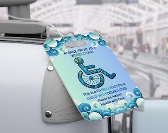 Könnte beinhalten: Ein Gepäckanhänger mit blau-weißem Wellenmuster und dem Text "PLEASE TREAT AS A WHEELCHAIR". Der Anhänger besagt auch "This is a WHEELCHAIR for a CHILD WITH DISABILITIES. Please Be Patient. Handle with Care."