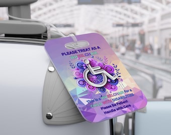 Könnte beinhalten: Ein Gepäckanhänger mit einem lila und blauen Farbverlauf im Hintergrund. Der Anhänger zeigt ein Rollstuhlsymbol und den Text "PLEASE TREAT AS A WHEELCHAIR" und "This is a WHEELCHAIR for a CHILD WITH DISABILITIES. Please Be Patient. Handle with Care."