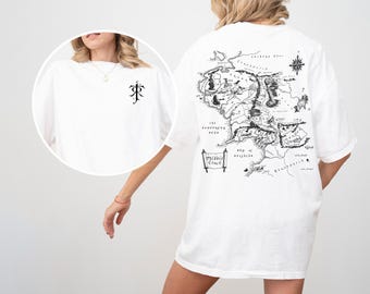 Camiseta de J. R. R. Tolkien con diseño de bolsillo y mapa de la Tierra Media en la espalda