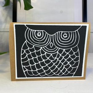Handgemaakte kaart uil, linosnede, uil, cadeaubon, originele linosnede, verjaardagskaart, originele kunst, zwart-wit, vogelkunst, uilkunst