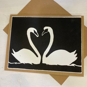 Carte-cadeau faite main, impression linogravure, carte cygnes, carte-cadeau, impression linogravure originale, Saint-Valentin, oeuvre d'art originale, noir et blanc, impression d'oiseau