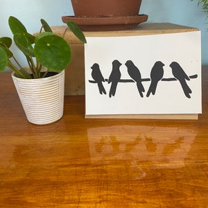 Biglietto di auguri fatto a mano con corvo, stampa linoleografica, uccello, biglietto d'auguri, stampa linoleografica originale, biglietto per la festa della mamma, arte originale, arte di uccelli, arte di animali