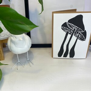 Carte champignon faite main, impression linogravure, carte de voeux, impression linogravure originale, carte de fête des mères, oeuvre d'art originale, art champignon, art nature