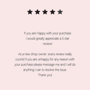 K&ouml;nnte beinhalten: Eine wei&szlig;e Keramik-Tasse mit schwarzem Henkel und dem Text "But First, Coffee" in fetter, schwarzer Schrift. Die Tasse steht vor einem verschwommenen Hintergrund, der ihr klares Design hervorhebt.