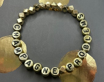 Taylor ha ispirato il braccialetto dell'amicizia Evermore Champagne Problems per l'Eras Tour