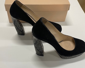 Authentic Women PRADA Heeled Leather Shoes. Size EU 39 (Pre-owned)