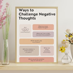 Może przedstawiać: Oprawiony plakat zatytułowany "Ways to Challenge Negative Thoughts" z podpowiedziami tekstowymi w beżowo-brzoskwiniowej kolorystyce. Plakat jest eksponowany na drewnianej półce, otoczony wazonami z różowymi i żółtymi kwiatami.