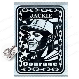 Op de afbeelding: Zwart-witte illustratie van een man met een baseballpet met de letter "J" erop. De man glimlacht en de tekst "Jackie" en "Courage" zijn zichtbaar. De afbeelding is omgeven door een kettinglinkrand.