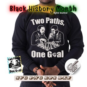 Op de afbeelding: Zwart-witte illustratie van twee mannen die schaken met de tekst "Two Paths, One Goal" op een zwart sweatshirt. De tekst "Black History Month" staat bovenaan de afbeelding.
