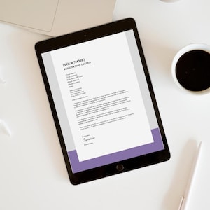 Op de afbeelding: Een sjabloon voor een ontslagbrief op het scherm van een tablet. Het sjabloon bevat ruimte voor de naam, het adres en de contactgegevens van de werknemer, evenals de naam en het adres van het bedrijf. De brief is in een formele toon geschreven en bevat een sectie voor de handtekening van de werknemer.