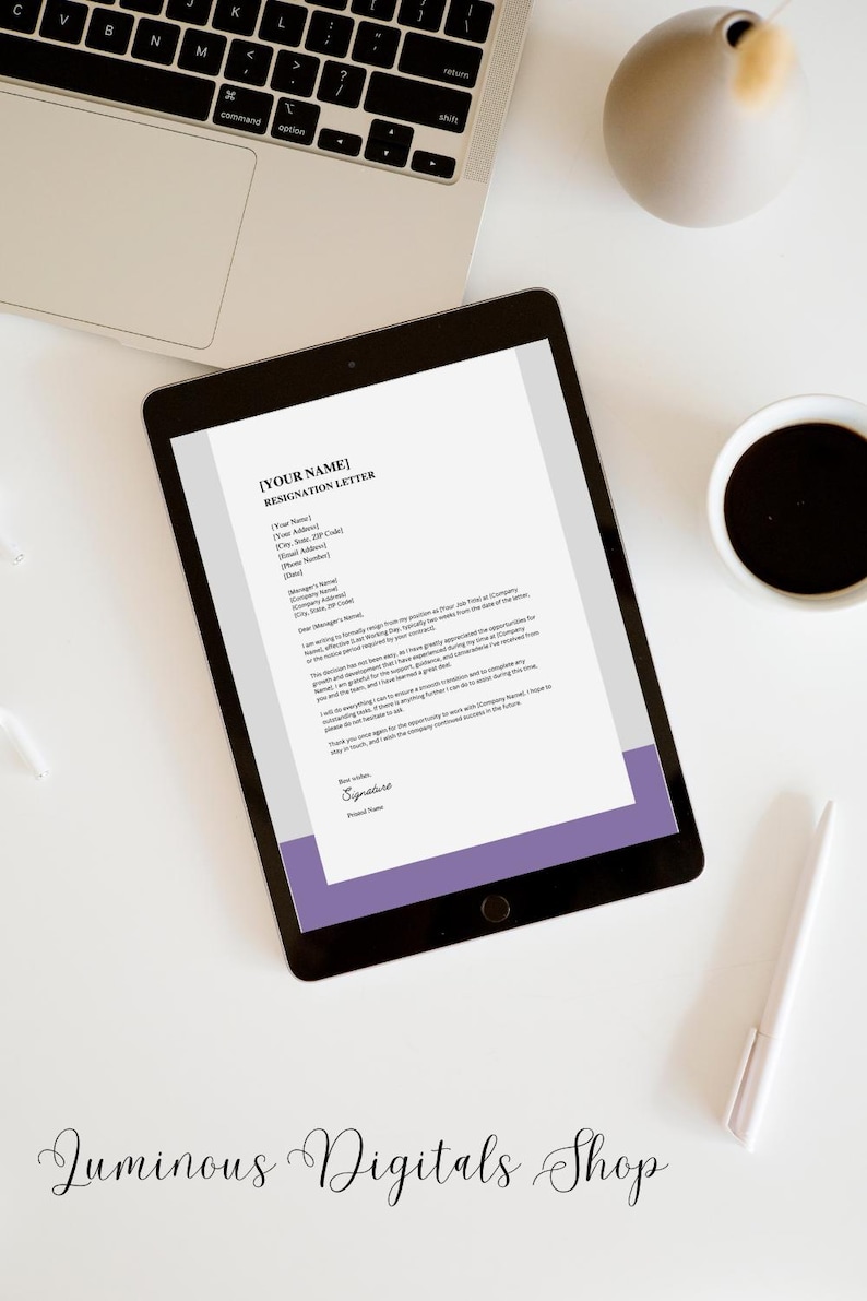 Op de afbeelding: Een sjabloon voor een ontslagbrief op het scherm van een tablet. Het sjabloon bevat ruimte voor de naam, het adres en de contactgegevens van de werknemer, evenals de naam en het adres van het bedrijf. De brief is in een formele toon geschreven en bevat een sectie voor de handtekening van de werknemer.