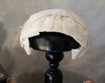 Vintage 50s Crescent Off-White Velvet Hat with Netting Veil Fashion Old Hollywood Audrey Hepburn