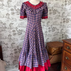 Vestido xadrez azul e vermelho vintage dos anos 1940, feito à mão, mangas bufantes, fantasia cottagecore, acabamento Rick Rack, babados, algodão, tamanho XS
